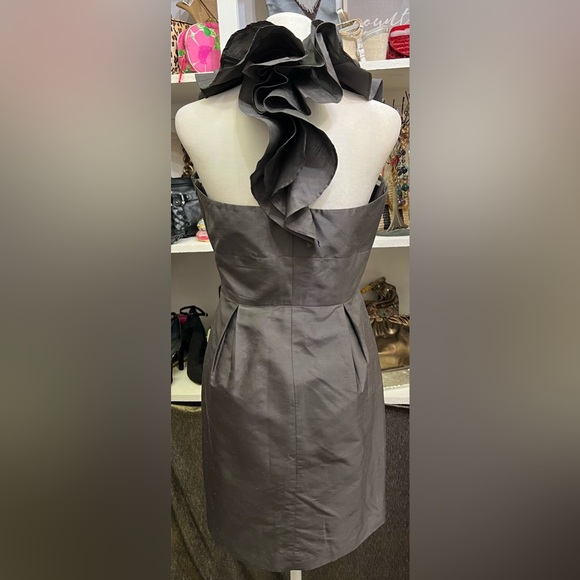 Lynn Lugo - 100% Silk, lined, ruffled neckline & back, side zip, formal, chic! 4 - Picture 2 of 4